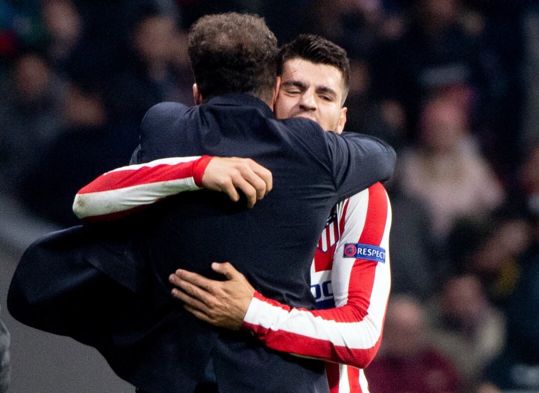Álvaro Morata y Simeone abrazándose tras el gol del Atlético