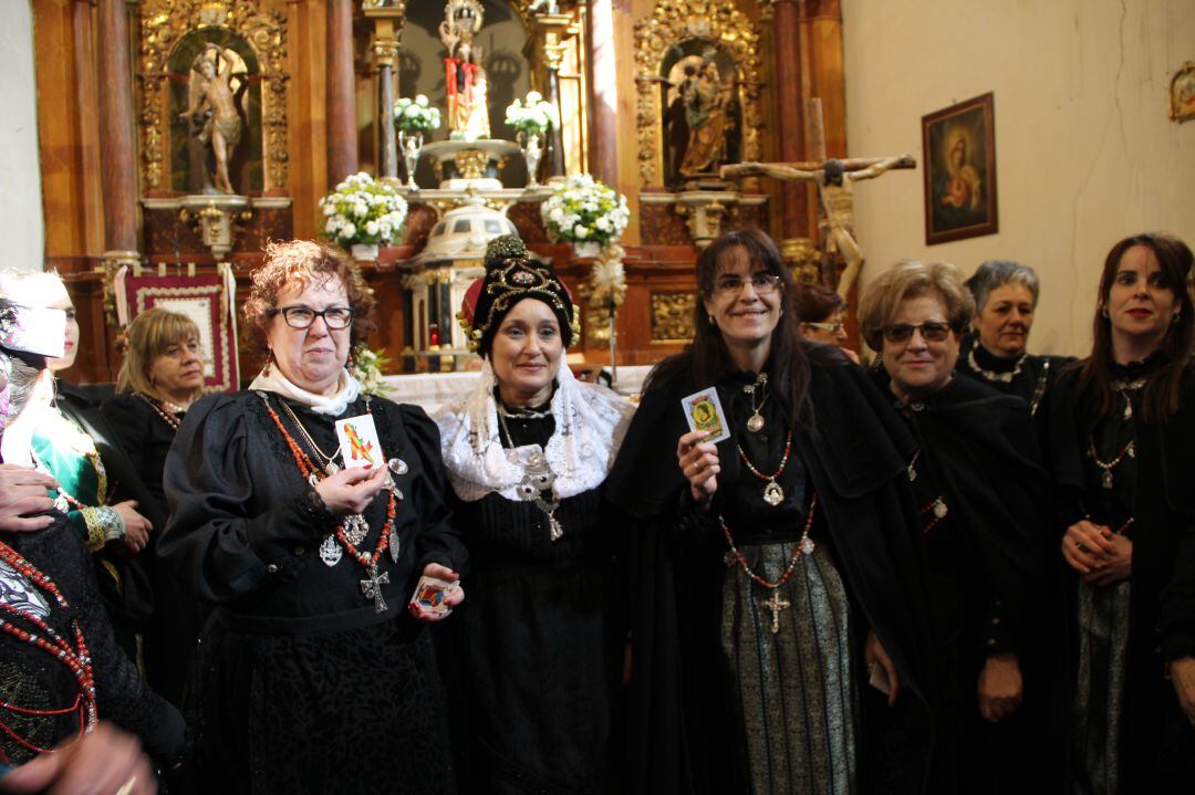 Sonia de Pablos, con el 'orón' en la mano fue elegida mayordoma de las Aguedas de Cuéllar en 2020