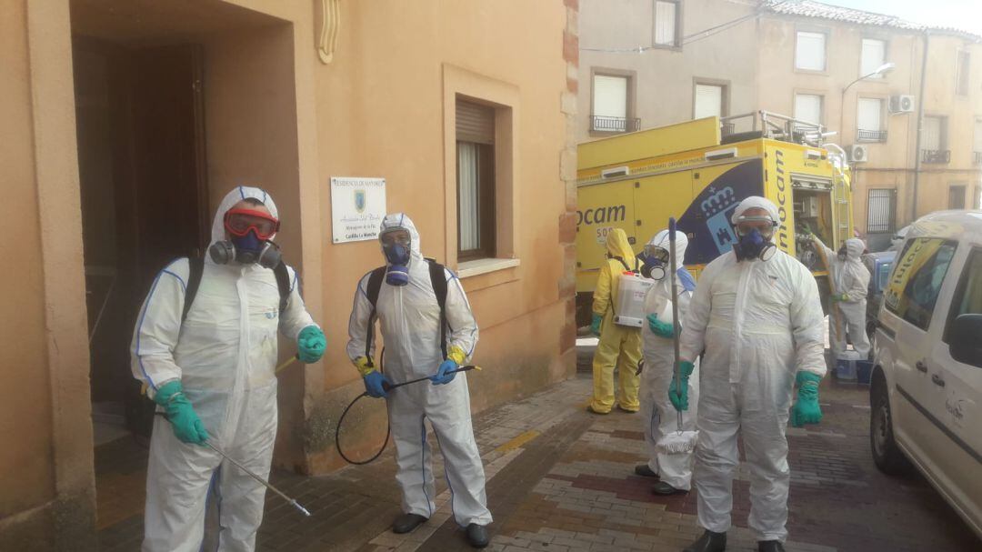 Efectivos de Geacam en labores de desinfección en una residencia de mayores