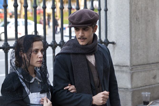 María León y Marc Clotet, en un fotograma de la película 'La voz dormida'