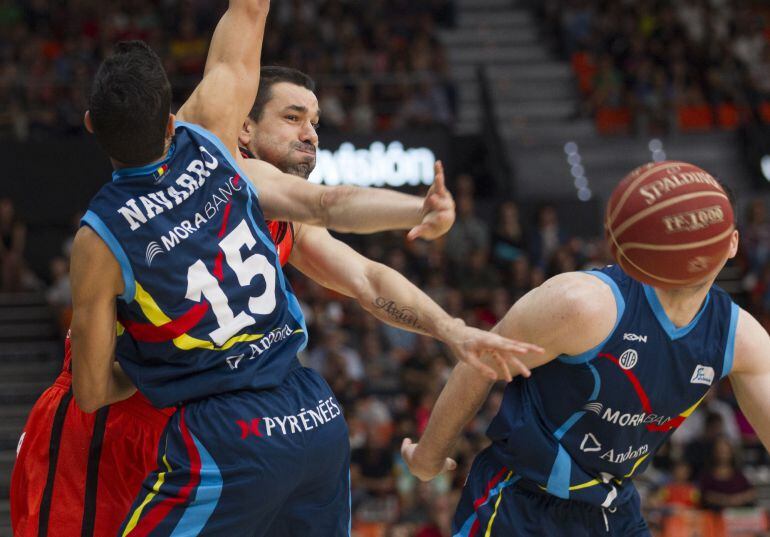 GRA100. VALENCIA, 30102016.- El escolta del Valencia Basket Rafa Martínez (2i) pasa el balón ante la defensa del escolta del Andorra David Navarro (i), durante el partido de la sexta jornada de Liga ACB disputado hoy en el pabellón Fuente de San Luis de V