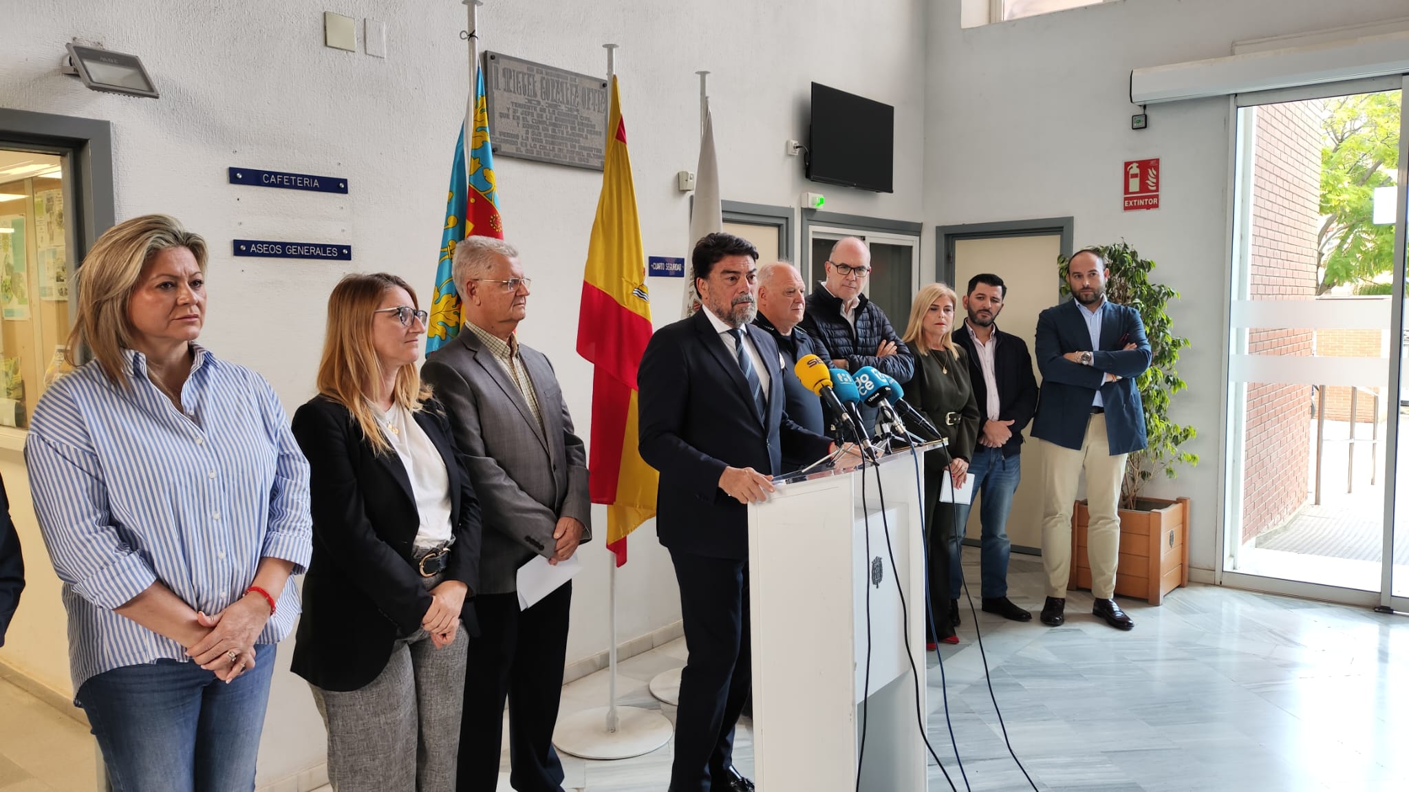 Los ediles del PP y Vox durante la inauguración de la oficina antiocupación de Alicante