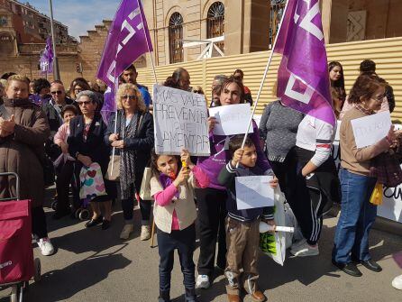 Personas de todas las edades respaldan la concentración feminista