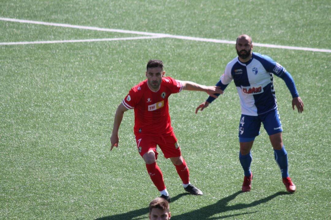 Benja intenta controlar el balón ante Espín