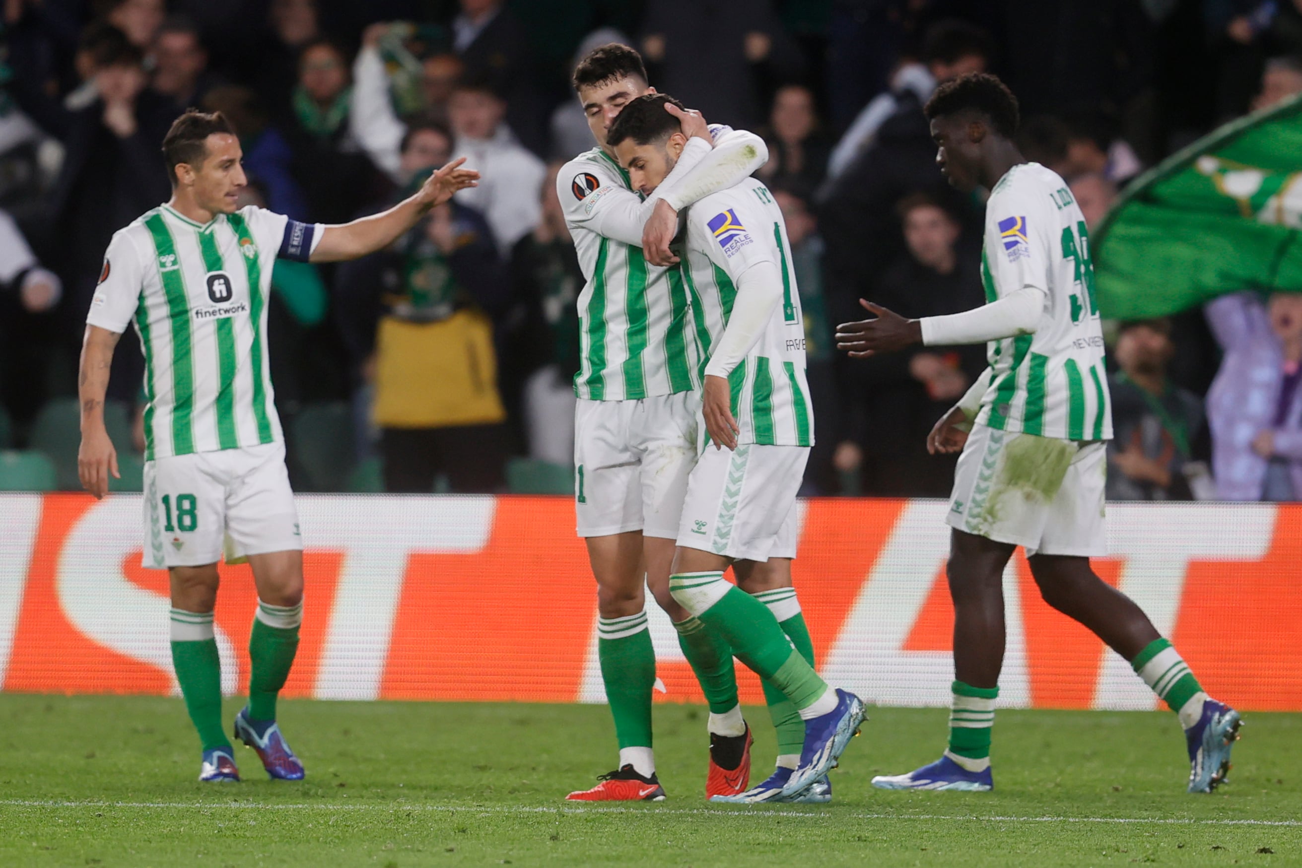 Sevilla, 14/12/2023.- El delantero del Betis, Ayoze Pérez (2d), celebra con sus compañeros el segundo gol del equipo andaluz durante el encuentro correspondiente a la fase de grupos de la Liga Europa que disputan hoy jueves Betis y Rangers en el estadio Benito Villamarín, en Sevilla. EFE/José Manuel Vidal.
