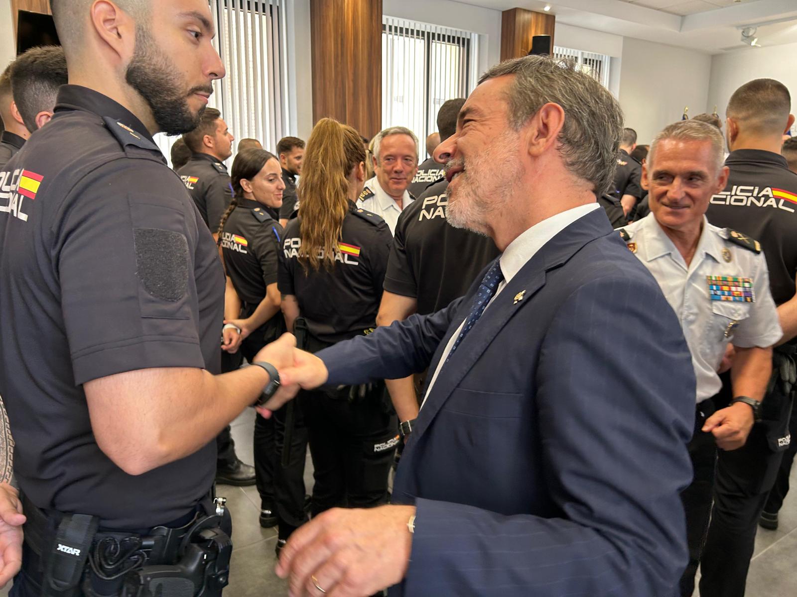 Francisco Jiménez ha saludado personalmente a todos los nuevos agentes de policía nacional en prácticas, que se distribuirán entre Murcia, Cartagena, Lorca y Molina de Segura