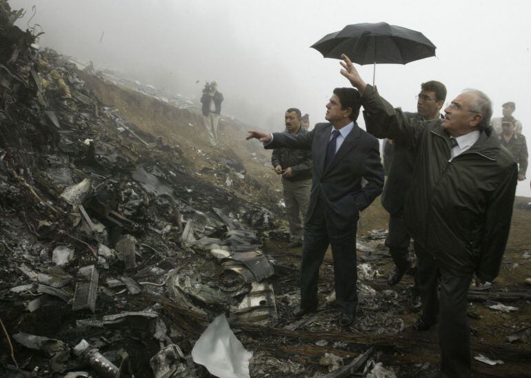 Federico Trillo, ministro de Defensa en 2003, en la zona donde se estrelló el Yakolev-42 en el que murieron 62 militares españoles.