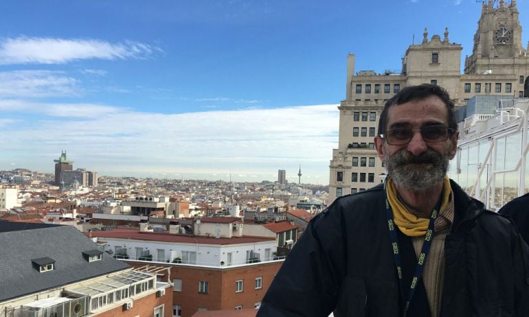 Juan lleva 25 años viviendo en la calle, duerme en la T4 de Barajas y pasará la Nochebuena en la cena organizada por el Padre Ángel