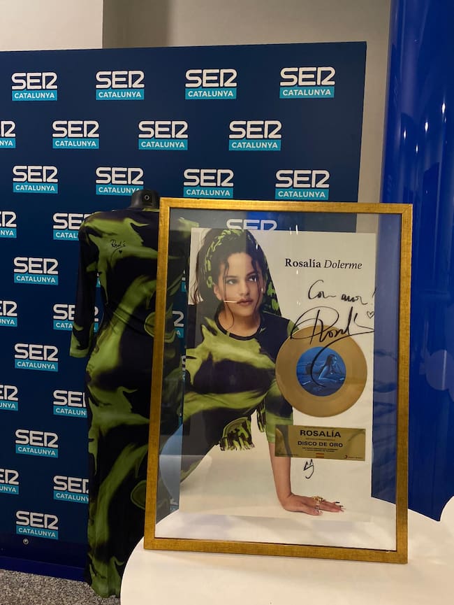 El disco de oro del single "Dolerme" de Rosalía