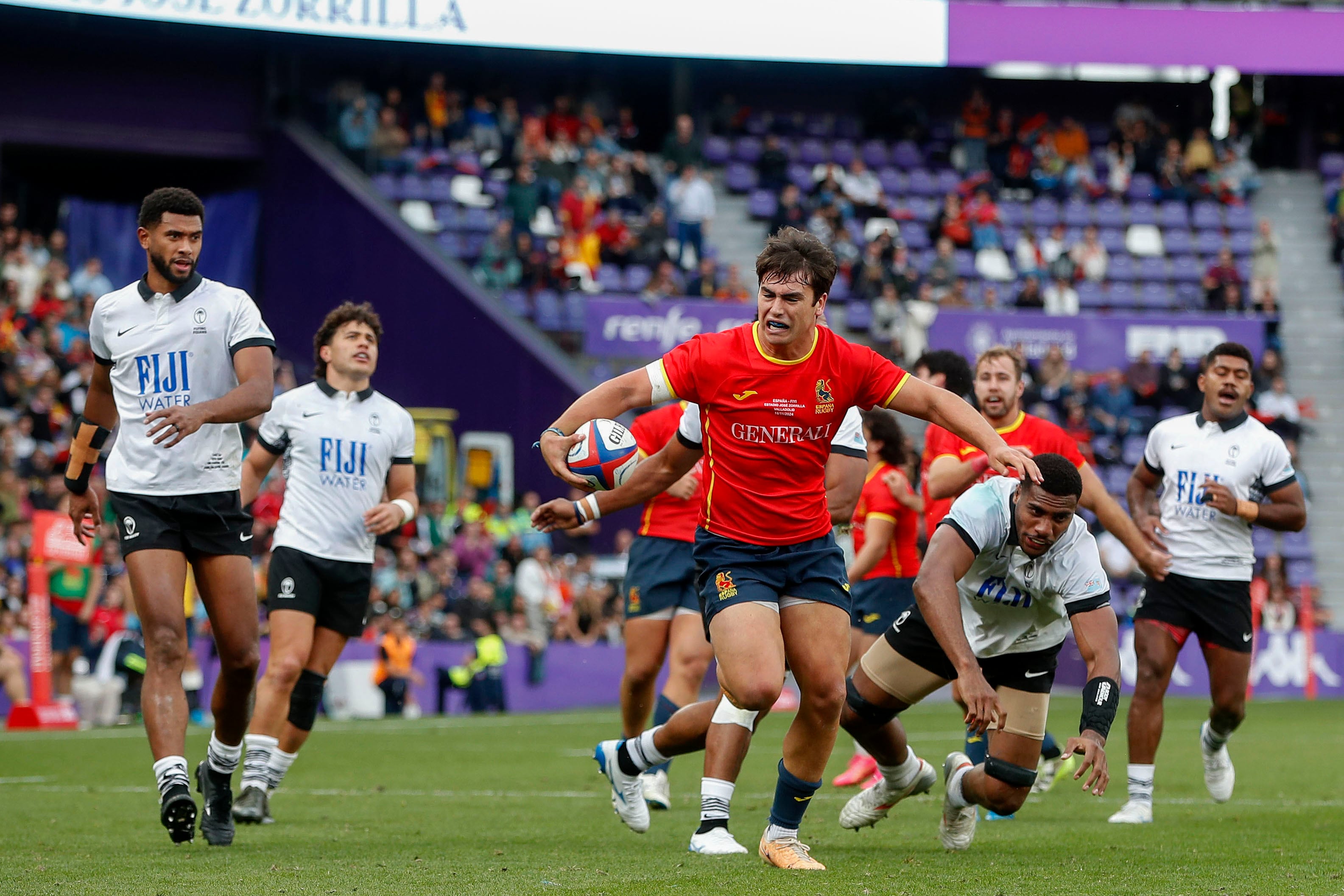 VALLADOLID, 16/11/2024.- Los jugadores disputan una posesión durante un encuentro entre las selecciones de rugby de España y Fiji en Valladolid, este sábado. La selección española de rugby, que presenta en sus filas ocho novedades respecto al anterior encuentro preparatorio para la clasificación del Mundial 2027 ante Uruguay, se enfrentara este sábado a Fiyi, un equipo que sigue creciendo y que llega a esta cita tras haber ganado a Gales. EFE/ R. García
