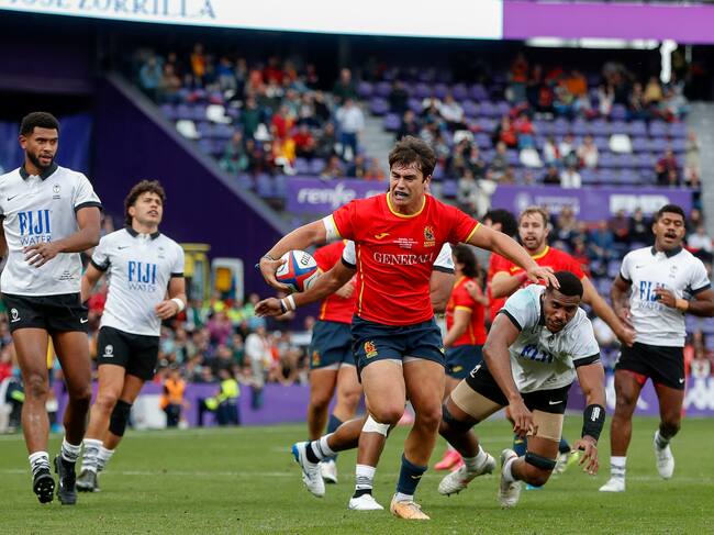 VALLADOLID, 16/11/2024.- Los jugadores disputan una posesión durante un encuentro entre las selecciones de rugby de España y Fiji en Valladolid, este sábado. La selección española de rugby, que presenta en sus filas ocho novedades respecto al anterior encuentro preparatorio para la clasificación del Mundial 2027 ante Uruguay, se enfrentara este sábado a Fiyi, un equipo que sigue creciendo y que llega a esta cita tras haber ganado a Gales. EFE/ R. García