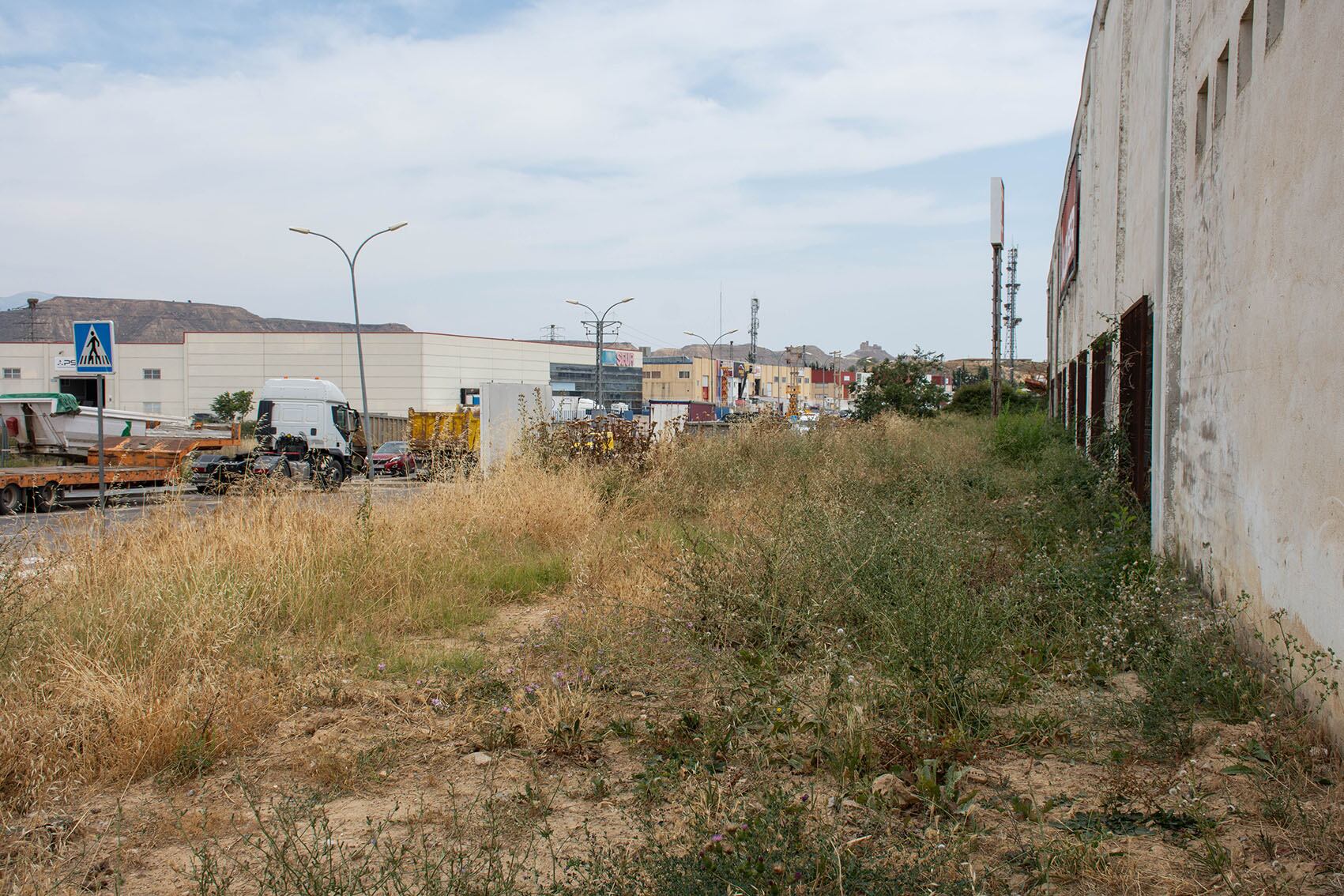 Zona desbrozar en el polígono industrial