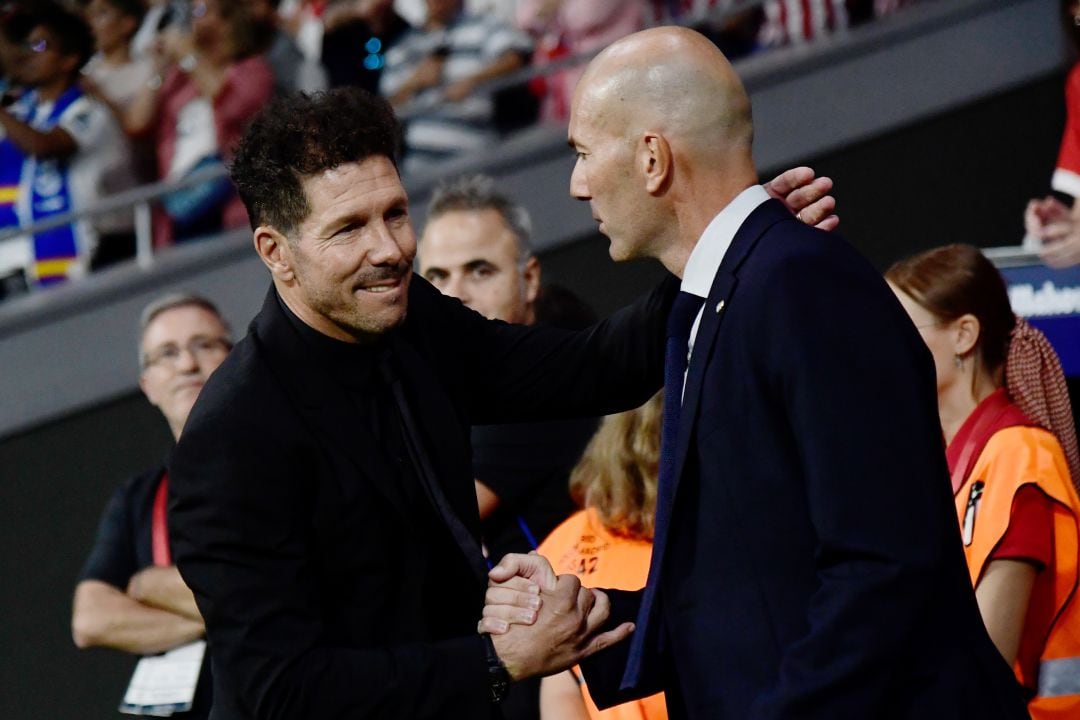 Simeone y Zidane, durante un Atlético-Real Madrid