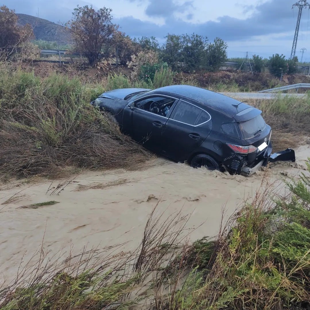 Coche atrapado por la riada en Sax