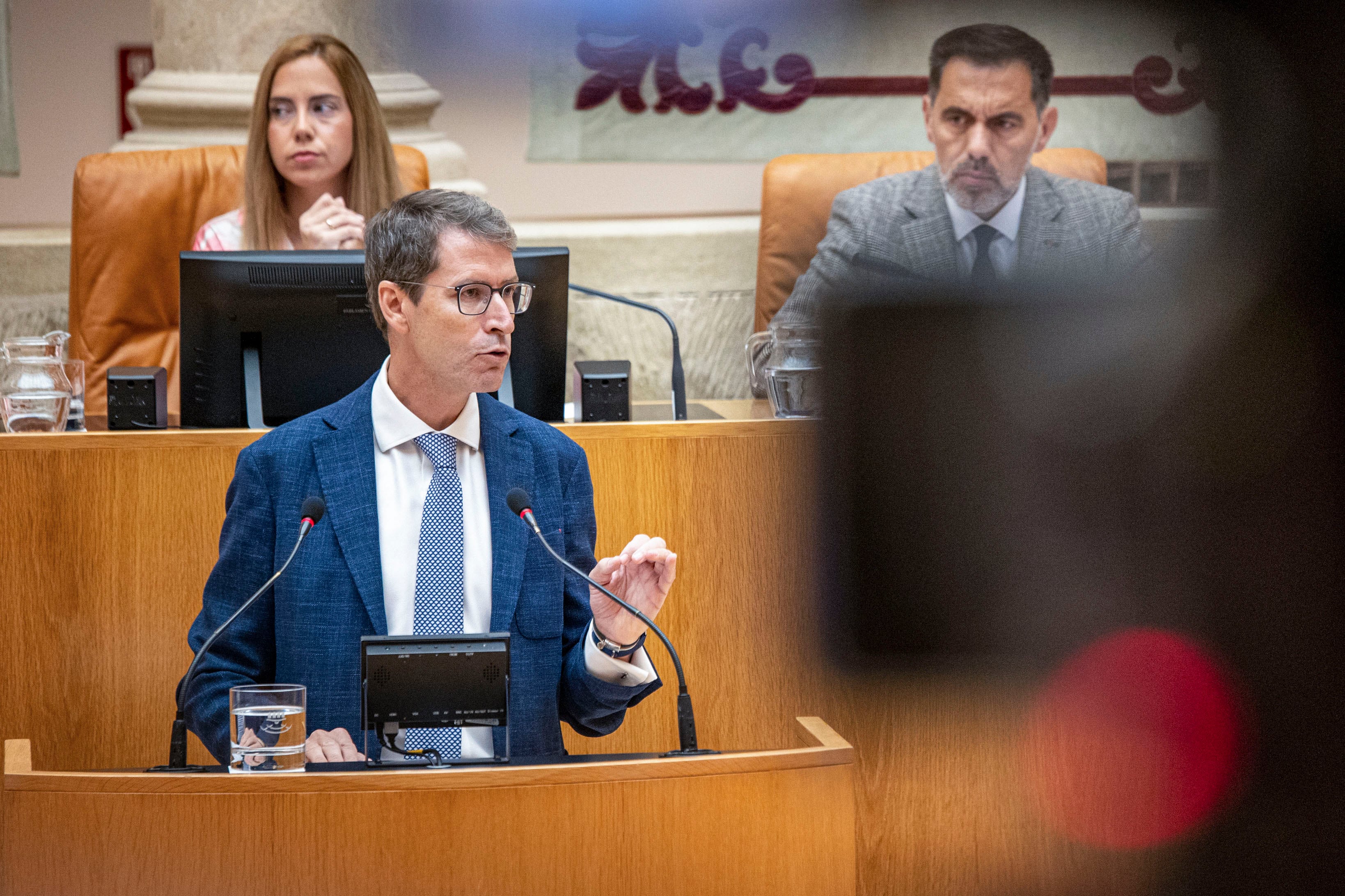 LOGROÑO, 03/09/2024.-El presidente del Gobierno de La Rioja, el popular Gonzalo Capellán, en su intervención en su primer Debate del Estado de la Región de la legislatura, este martes, en Logroño. EFE/ Raquel Manzanares
