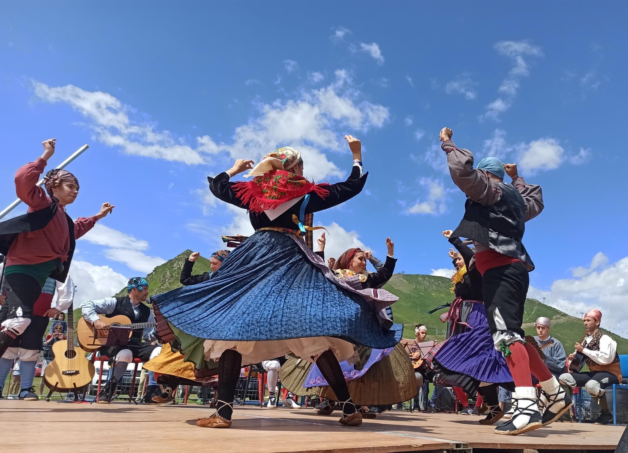 Actuación de Santa Cecilia en el Tour de Francia