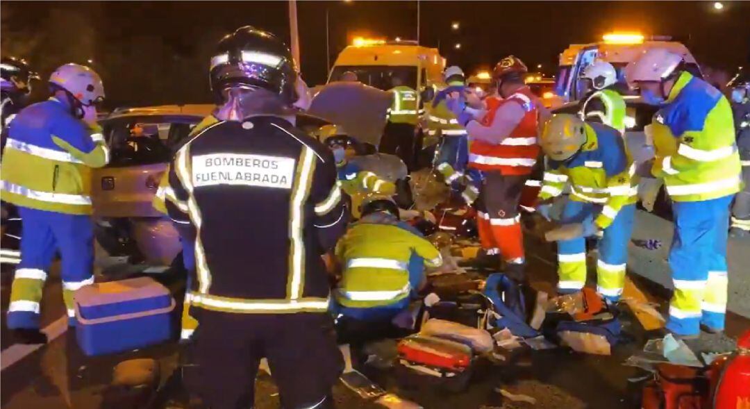 Momento de la actuación de los sanitarios tras el accidente ocurrido en la M-407