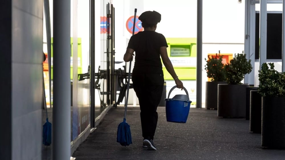 Una trabajadora en Canarias (EFE).