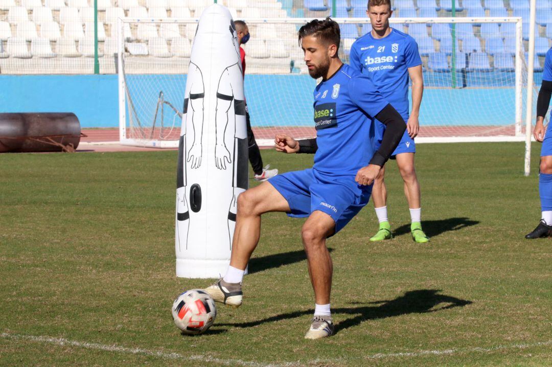 Borja Díaz en un entrenamiento con el Melilla