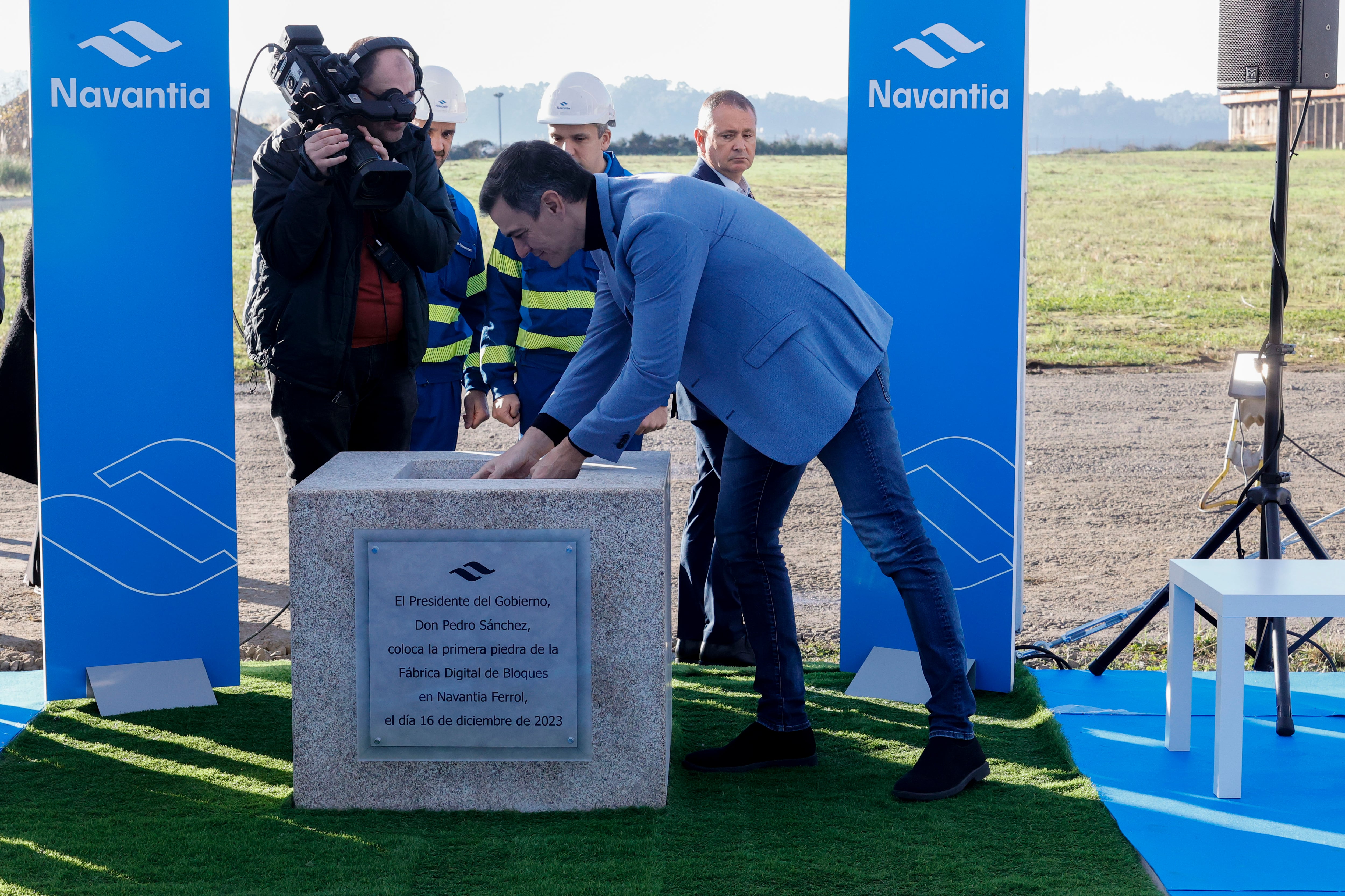 El presidente del Gobierno, Pedro Sánchez, el pasado mes de diciembre en Navantia Ferrol, donde asistió al corte de la primera chapa de la fragata F-112 y al acto de inicio de construcción de la nueva fábrica digital de bloques. EFE/ Kiko Delgado.