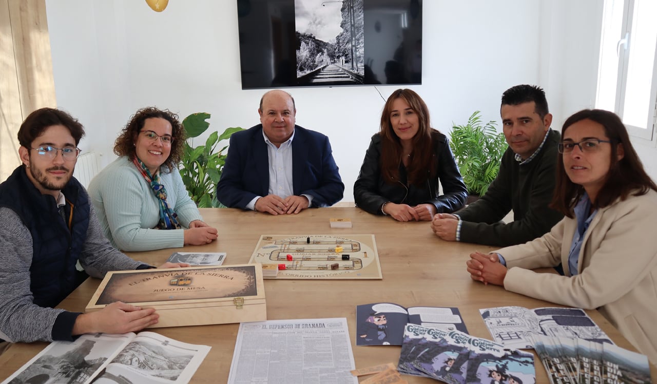 José Robles, alcalde de Güéjar Sierra (Granada), y su equipo de gobierno, con nuevo material promocional del Tranvía de Sierra Nevada