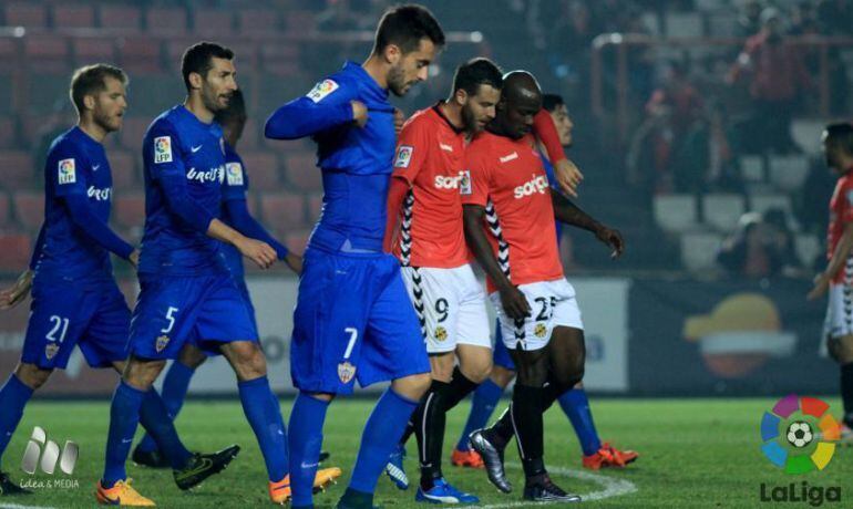 Alex López i Emana, abraçats després del partit de la primera volta contra l&#039;Almería al Nou Estadi.