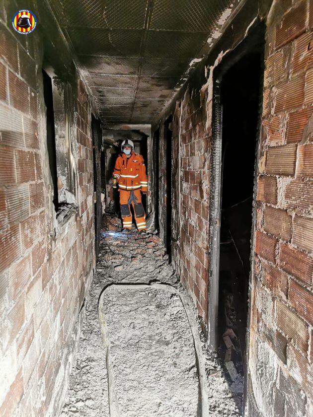 Muere una persona en el incendio declarado en un edificio del Port de Sagunt