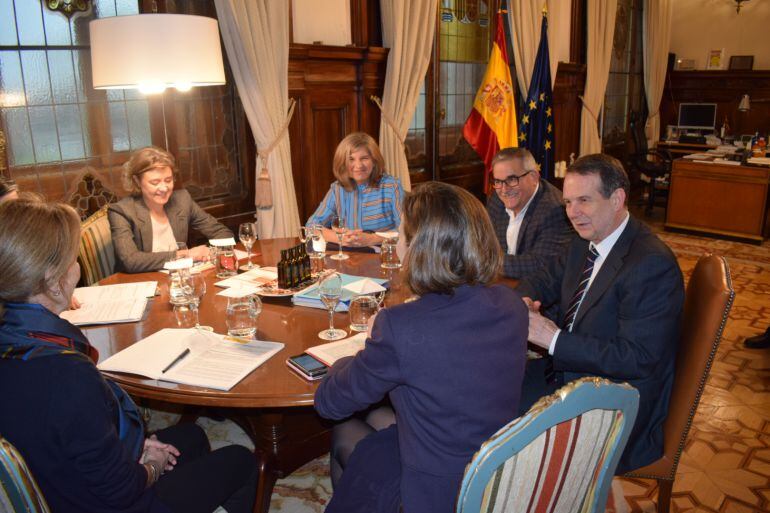 Un momento de la reunión entre Abel Caballero, presidente de la FEMP e Isabel García Tejerina, ministra de Medio Ambiente.