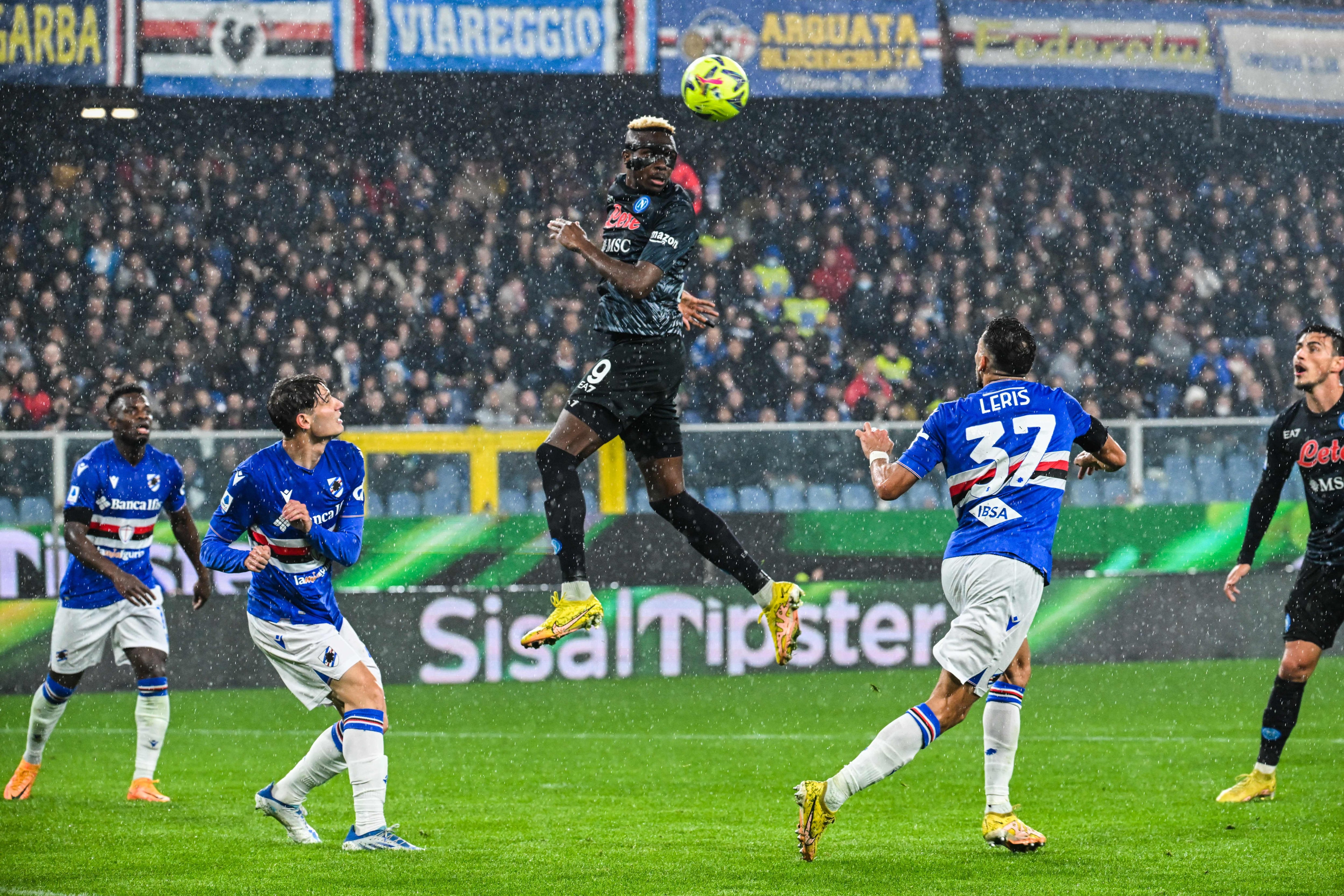 Osimhen remata ante la Sampdoria.