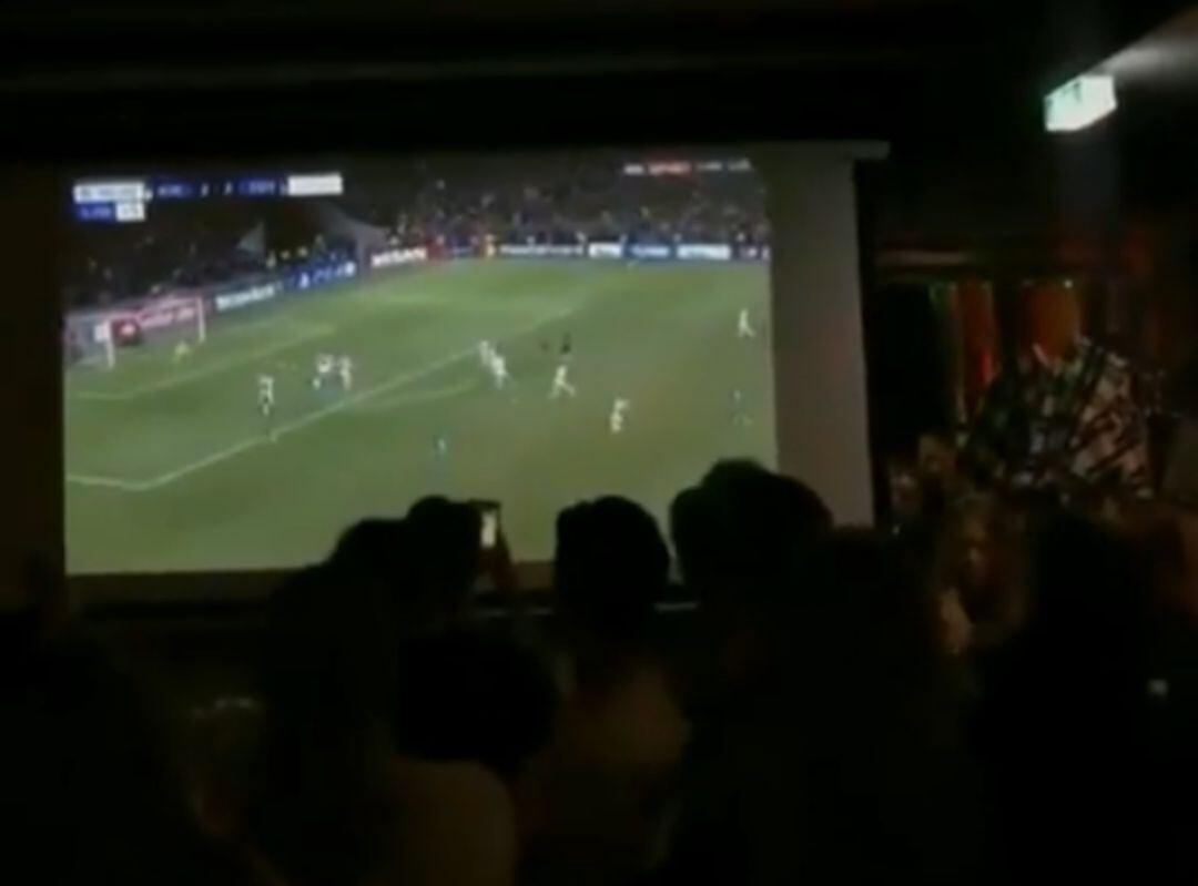 Los aficionados del Ajax ven el partido contra el Tottenham