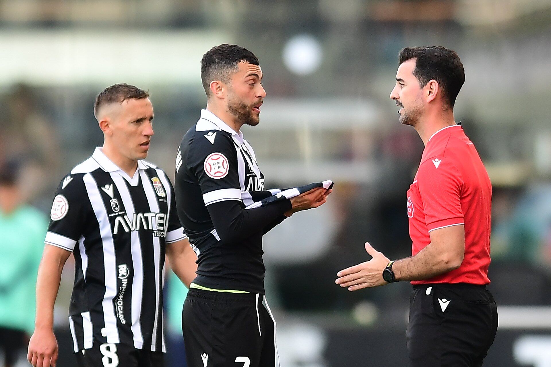 Rahmani y De Blasis dialogan con el colegiado Manuel Camacho