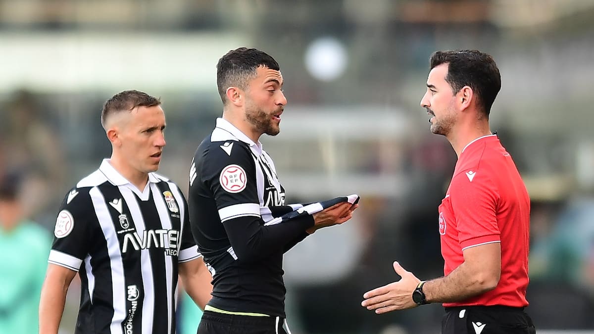 Las explicaciones del árbitro a Nacho Martínez no se sostienen: no tenía que pitar para reanudar el juego tras un saque de puerta