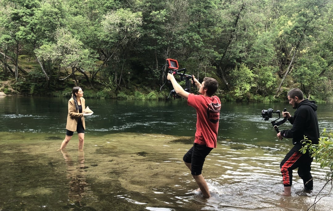 Andrea Pousa durante a gravación do videoclip no río Verdugo