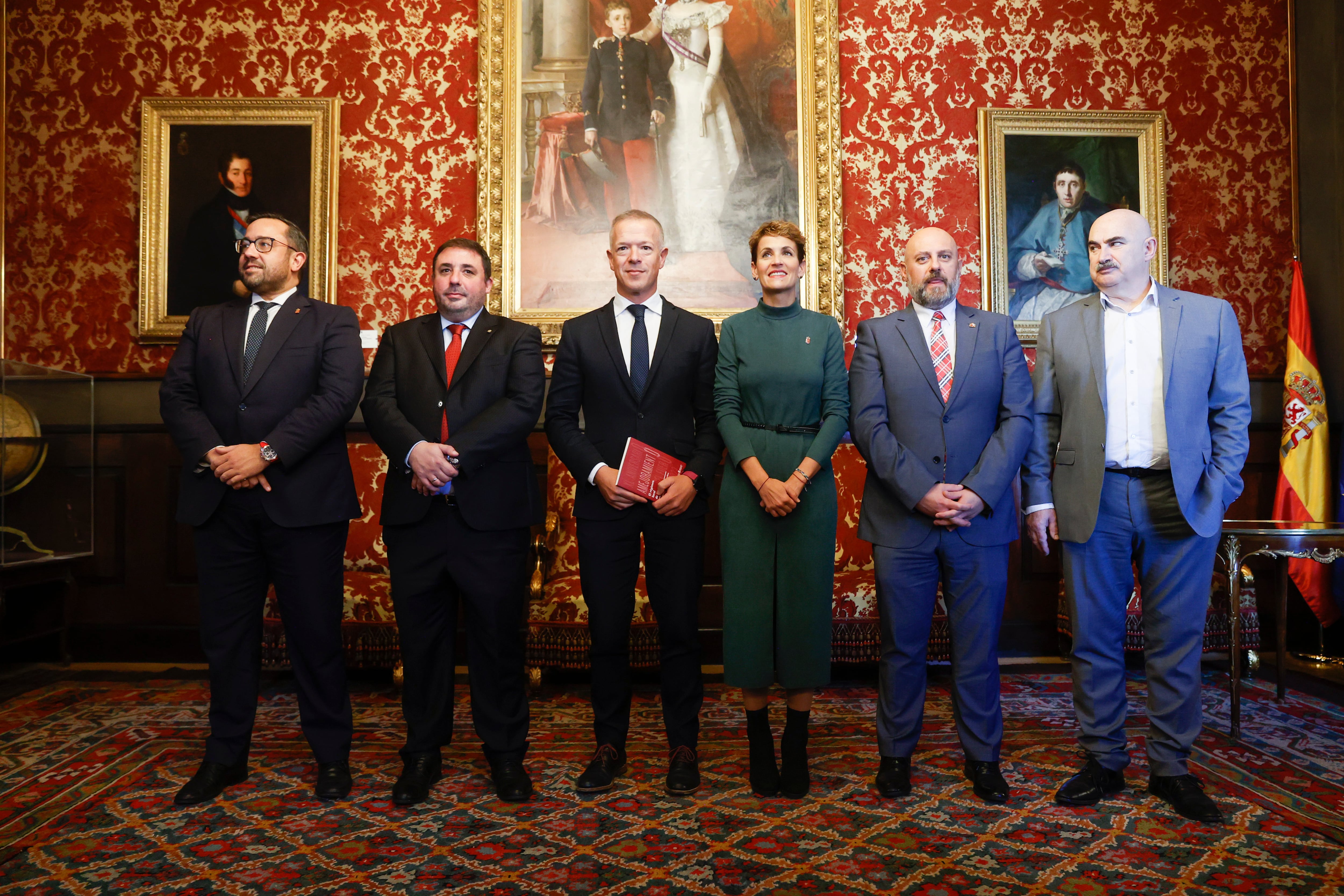 El presidente del Senado, Ander Gil (3i),y la presidenta de Navarra, María Chivite (3d), posan para una foto de familia durante la celebración del 40 Aniversario de la promulgación de la Ley Orgánica de Reintegración y Amejoramiento del Régimen Foral de Navarra (LORAFNA), este lunes en Madrid