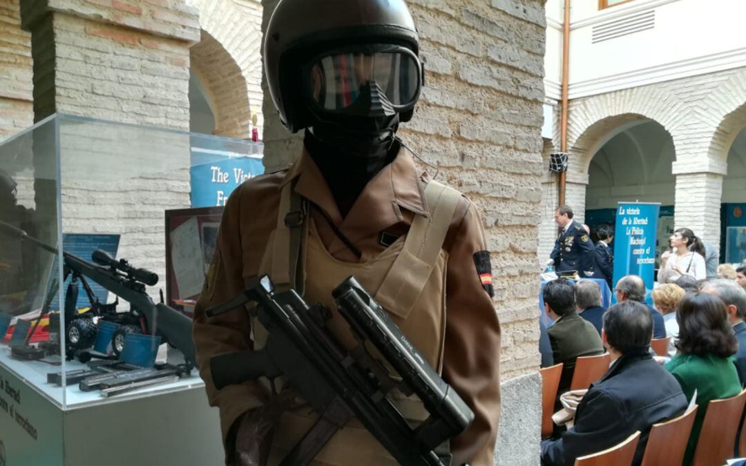 Uniforme de trabajo de la policía nacional