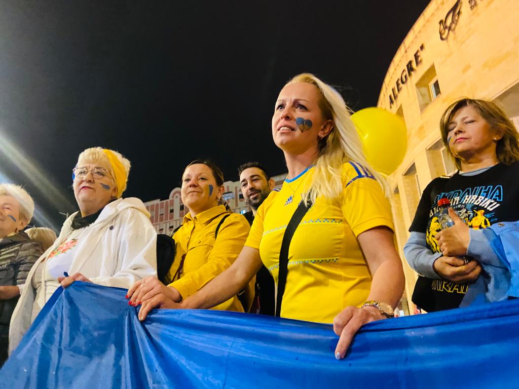 Ucranianos residentes en Córdoba se concentran como gesto de rechazo a la entrada de tropas rusas en su país de origen