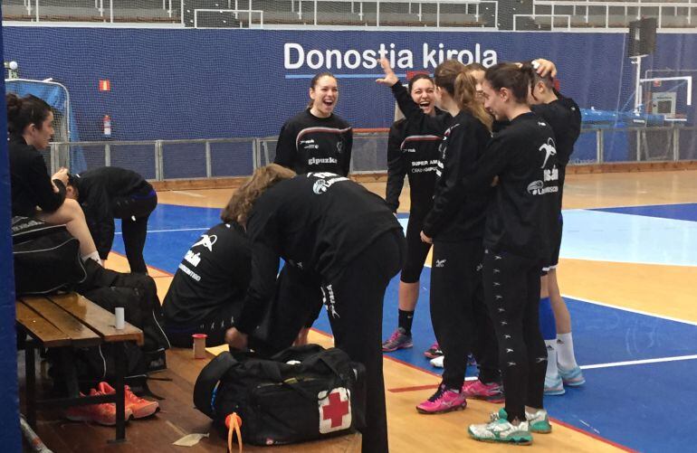 Las jugadoras del Bera Bera, antes de comenzar la última sesión en el Gasca