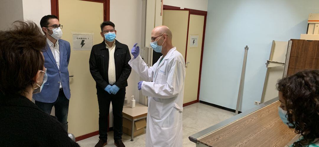 El alcalde de Pinto (izquierda) estaba en conversaciones con una clínica veterinaria para que cediese su aparato de rayos al centro de salud