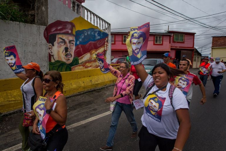 Foto de archivo de un grupo de personas participan en una caminata hasta la cárcel militar de Ramo Verde donde se encuentra preso Leopoldo López