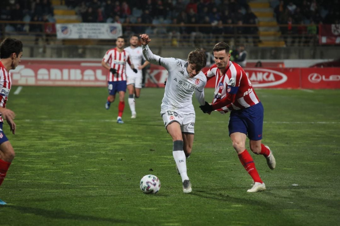 Luque, en plena disputa con Saúl Níguez