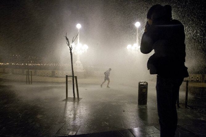 Grandes olas rompen contra el paseo de la Concha de la capital donostiarra coincidiendo con el horario de la pleamar