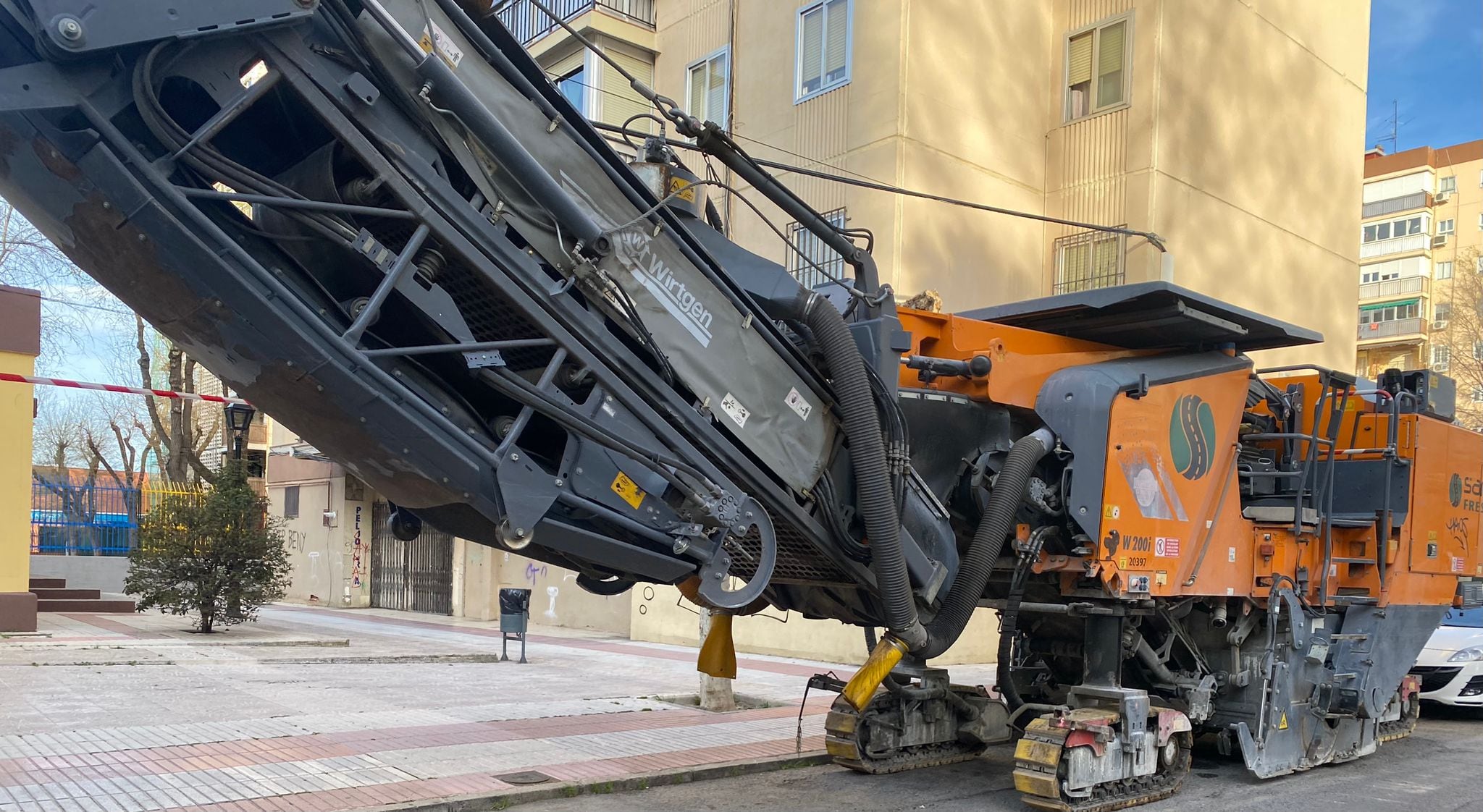 Una de las máquinas que trabajan en el rasfaltado