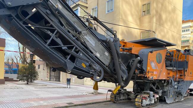 Una de las máquinas que trabajan en el rasfaltado