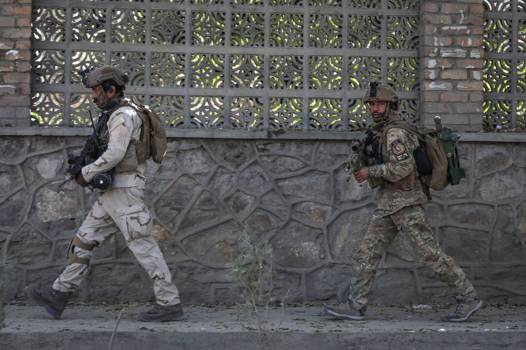 Soldados afganos llegan a la zona del ataque, en la Universidad de Kabul. 