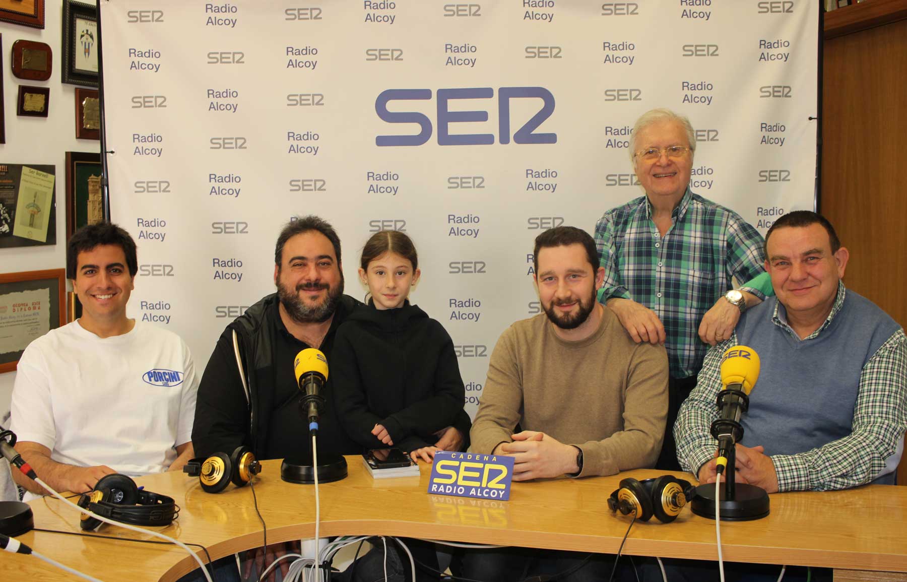 Gerard Dueñas, José Antonio Linares, Eduard Terol y Luis Castelló, junto a Paco Aznar en el estudio central de Radio Alcoy