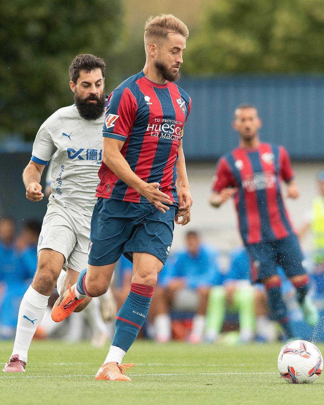 Jorge Pulido y Asier Villalibre en una acción del partido entre la SD Huesca y el Alavés