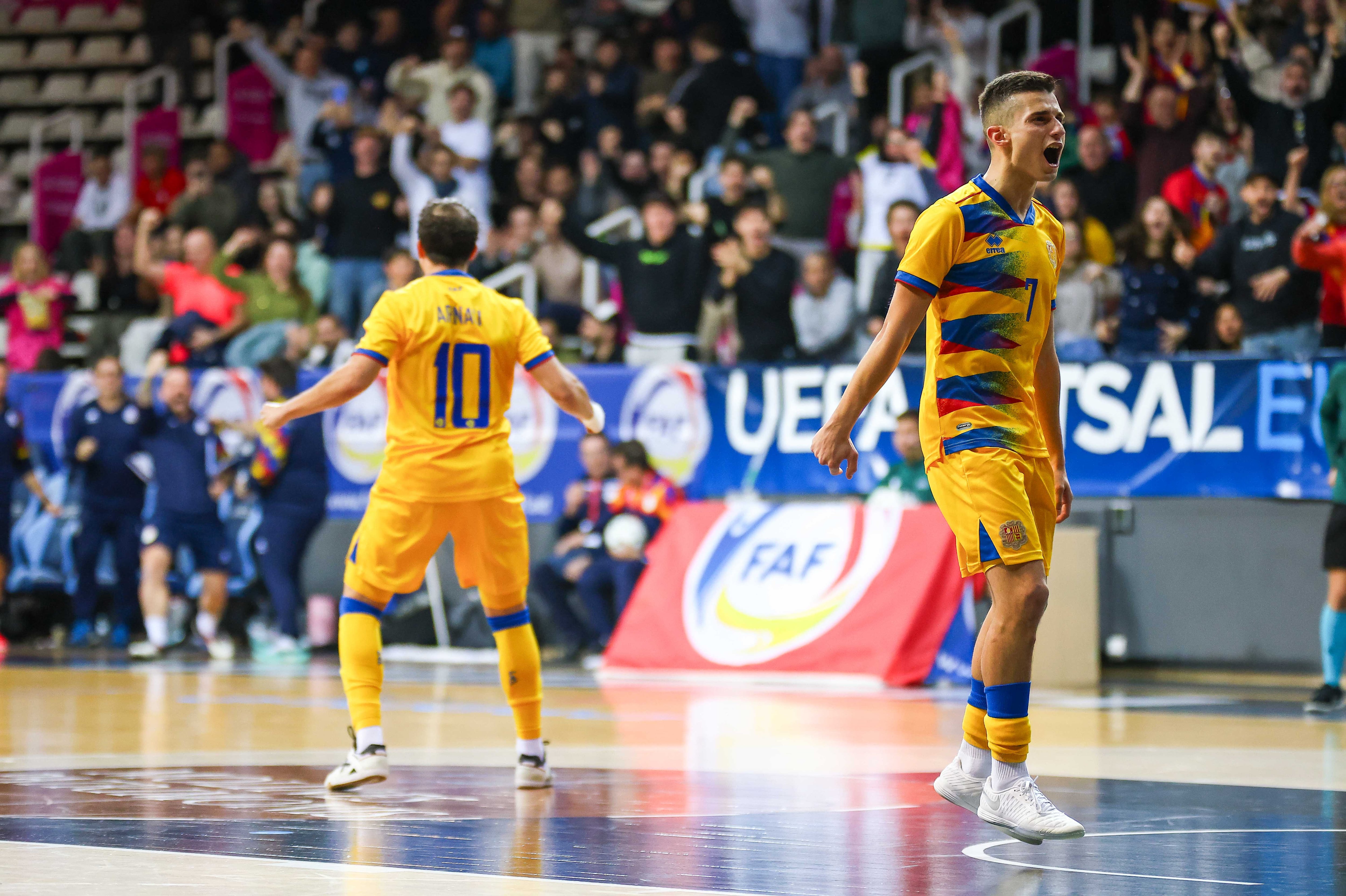 La selecció de futbol sala celebra el gol contra Països Baixos aquest dimecres al pavelló del Govern.