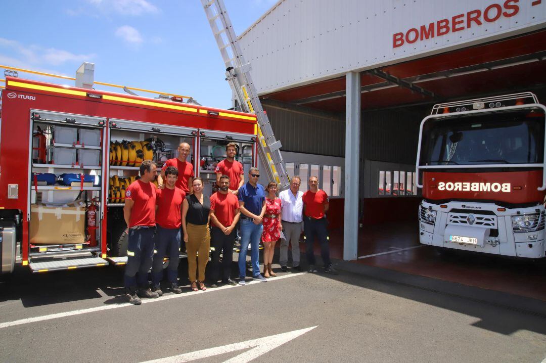 La presidenta del Cabildo de Lanzarote, Ástrid Pérez, y el consejero de Seguridad y Emergencias, Francisco Javier Aparicio, junto a varios bomberos y el nuevo camión.