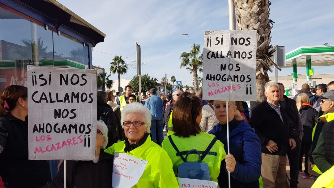 Vecinos de Los Alcázares se han manifestado este sábado para exigir soluciones frente a las inundaciones