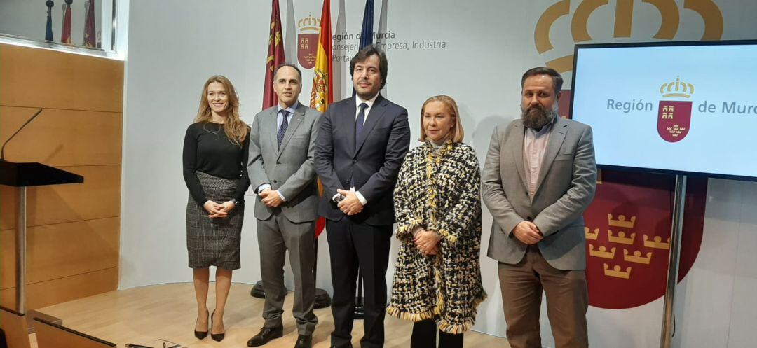 En la imagen, y de izquierda a derecha, la profesora titular del departamento de Tecnologías de la Información de la UPCT, María Dolores Cano; el rector de la UPCT, Alejandro Díaz; el consejero de Empleo, Investigación y Universidades, Miguel Motas; la rectora de la Universidad Católica San Antonio, Josefina García, y el vicerrector de Estrategia y Universidad Digital de la Universidad de Murcia, Pedro Miguel Ruiz.